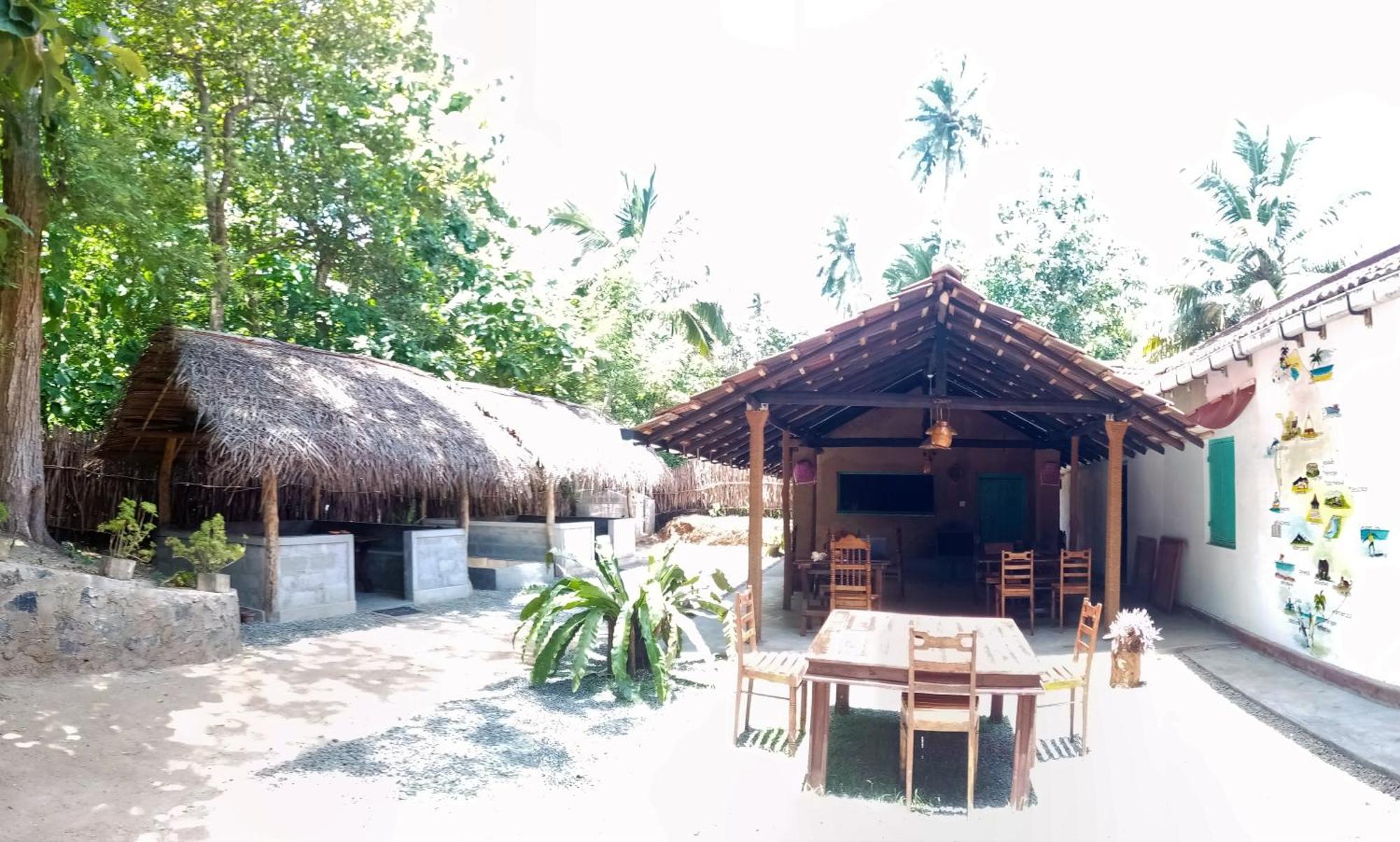Lazy Monkey Surfhostel - Sri Lanka Dikwella Exteriör bild